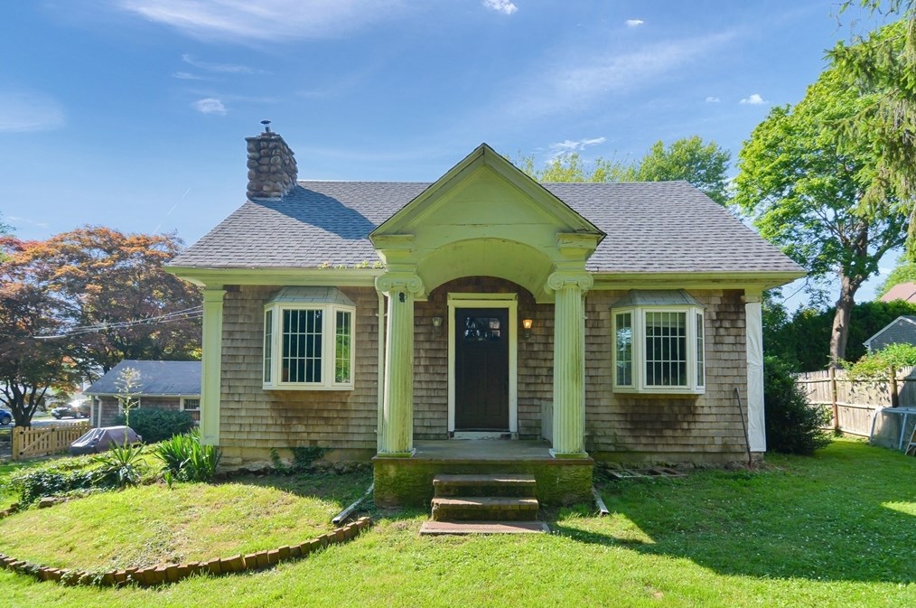 1 Clarence St, Dartmouth, MA 02748-2203