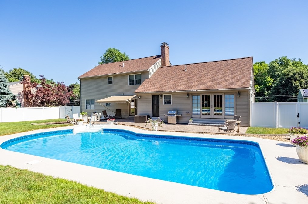 23 Indian Ridge Dr, Leominster, MA 01453