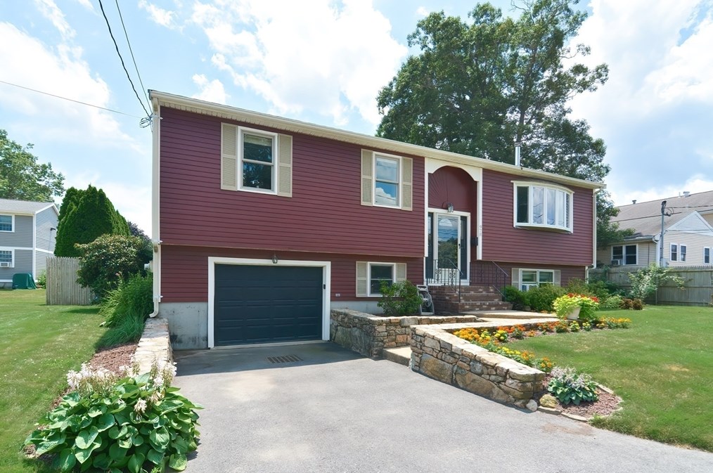 978 Chaffee St, New Bedford, MA 02745 exterior