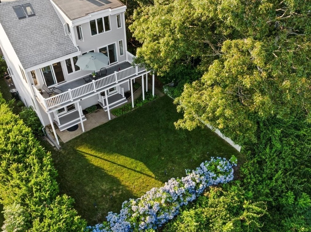 8 Wamsutta Ave, Plymouth, MA 02360