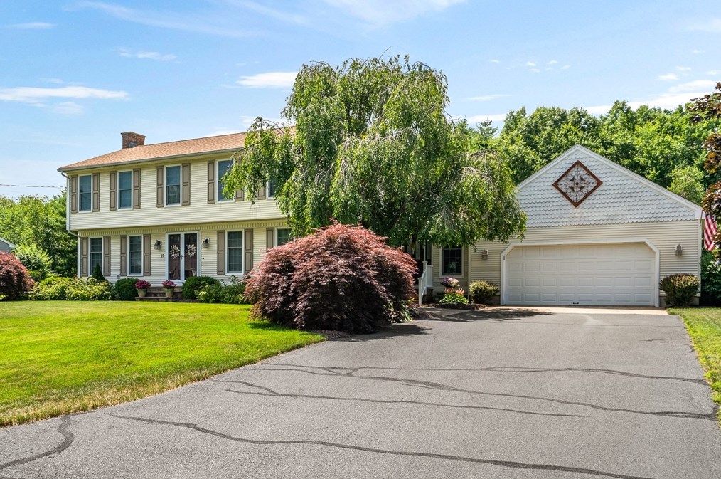 27 W Glen Dr, Montgomery, MA 01085