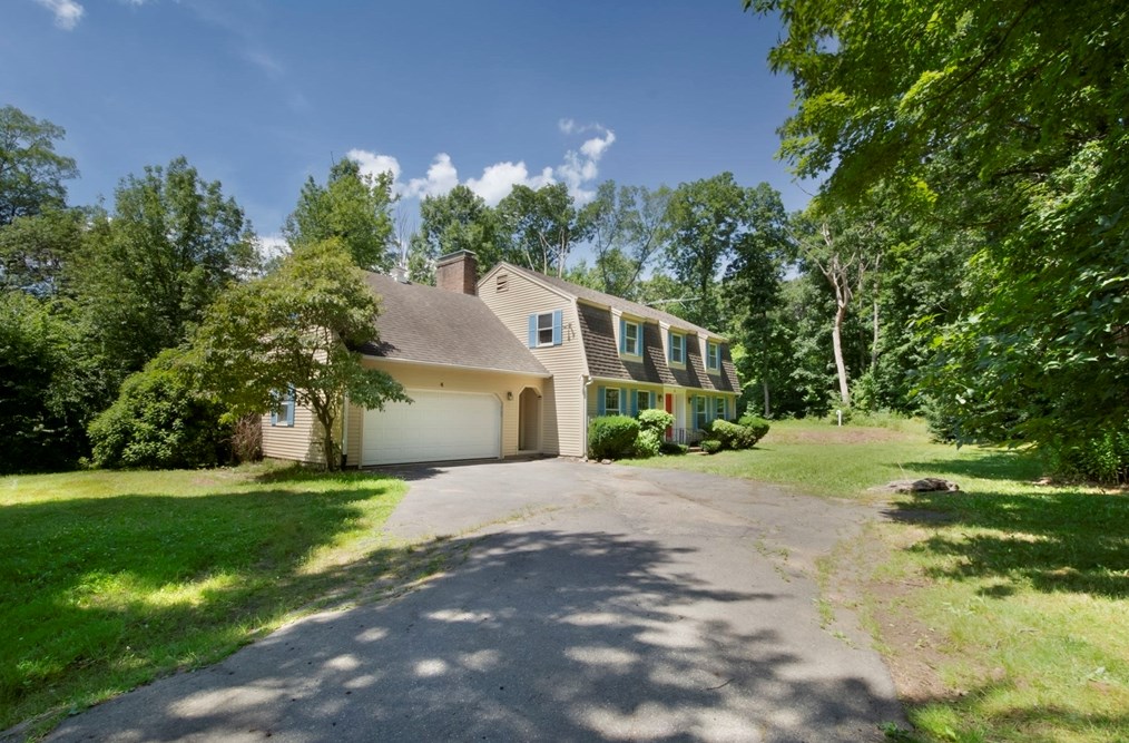 4 Walker Pond Rd, Sturbridge, MA 01566