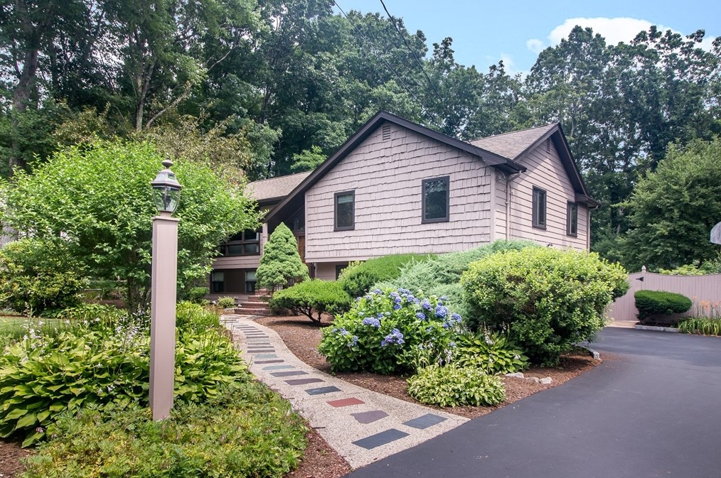 129 Green St, Medfield, MA 02052