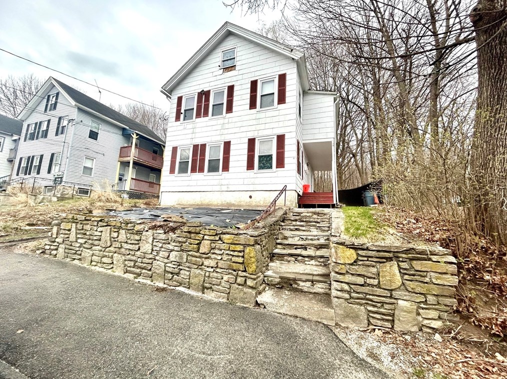 4 Oswald St, Worcester, MA 01607