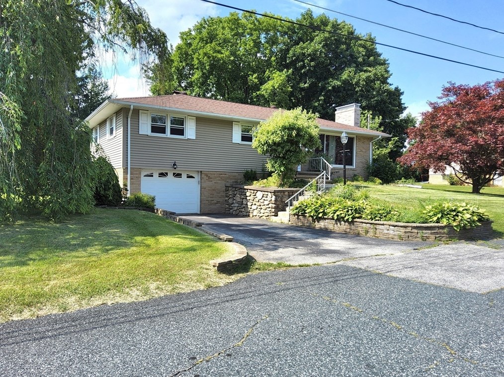 3 Meadow Ln, Dudley, MA 01571