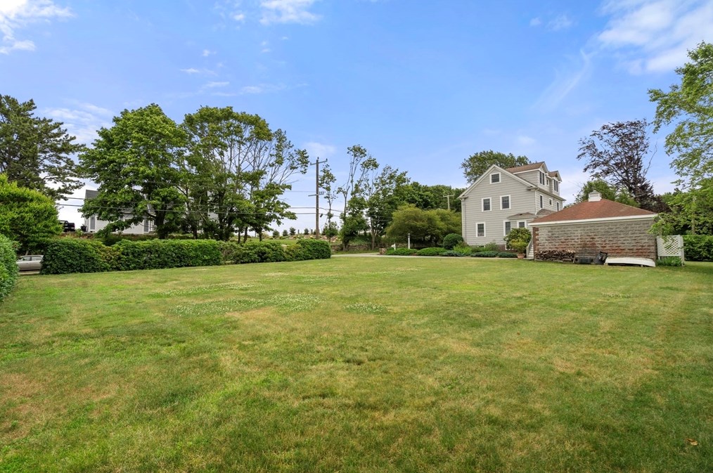 616 Elm St, Dartmouth MA 02748-2147 exterior