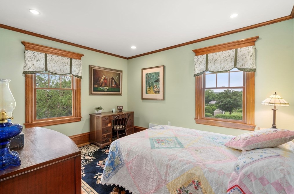 616 Elm St, Dartmouth MA 02748-2147 exterior