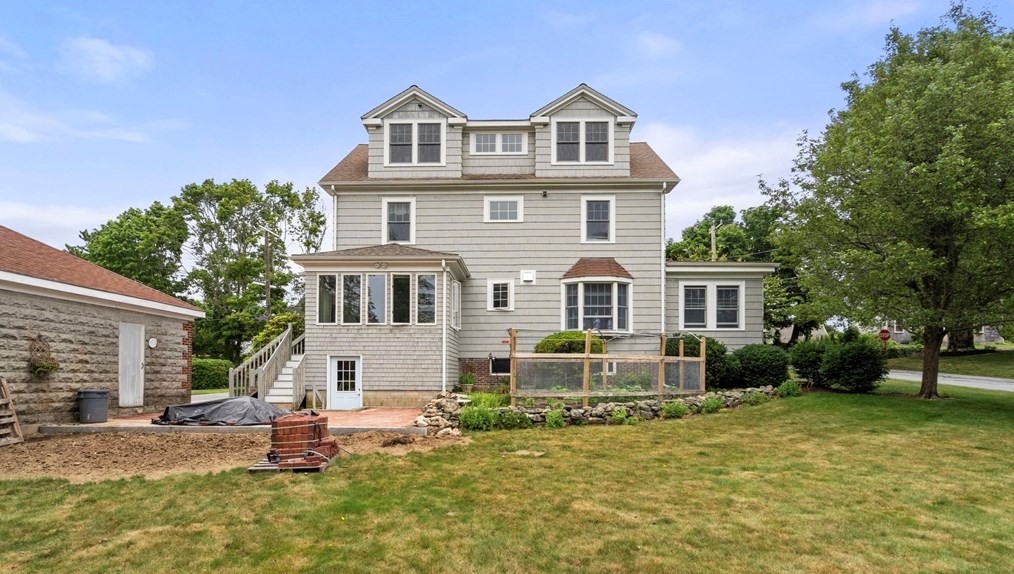 616 Elm St, Dartmouth MA 02748-2147 exterior