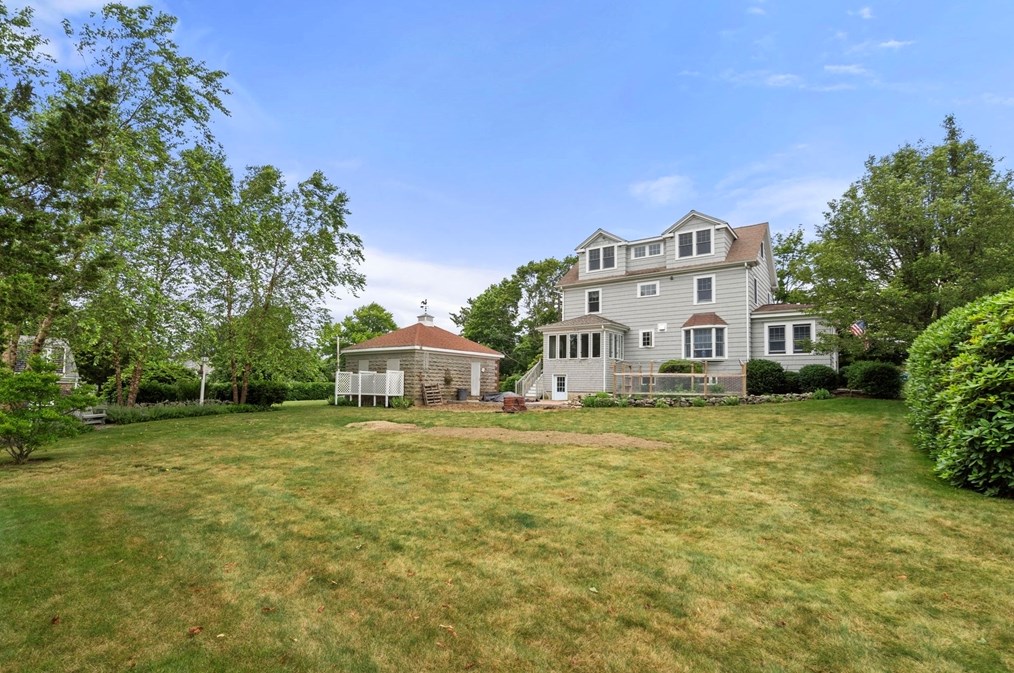 616 Elm St, Dartmouth MA 02748-2147 exterior