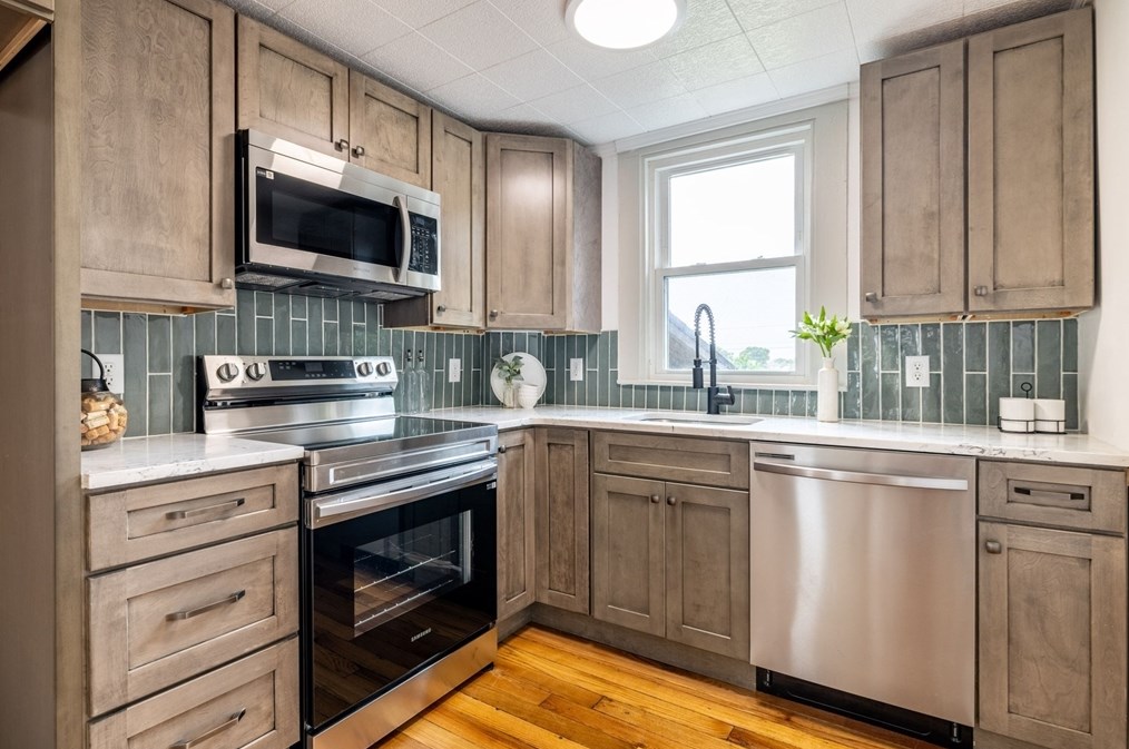 19 Bolton Rd, Dartmouth, MA 02748 exterior