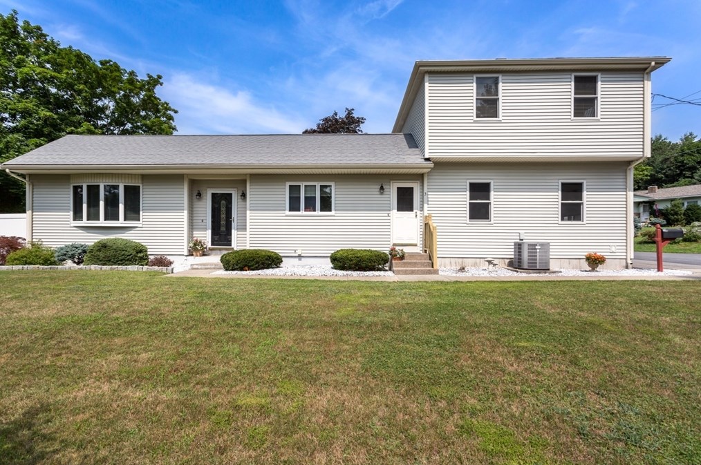 3 Lizotte Dr, Bellingham, MA 02019