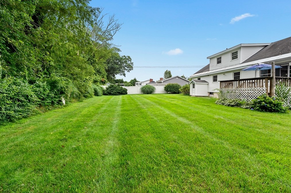 7 Stephen Dr, Webster, MA 01570 exterior