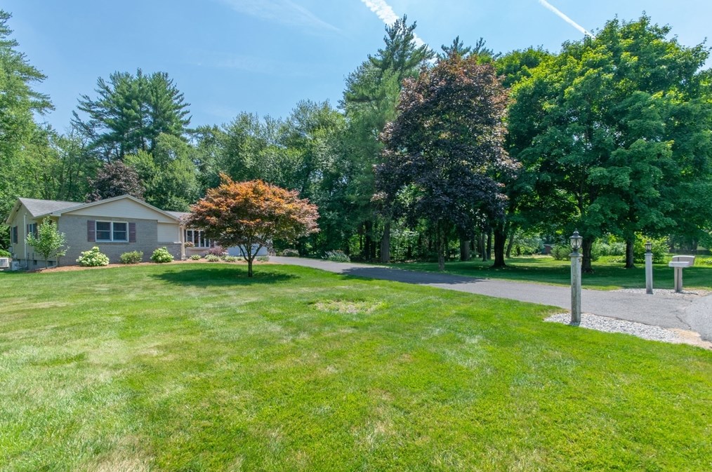 37 River Park Dr, Hampden, MA 01036