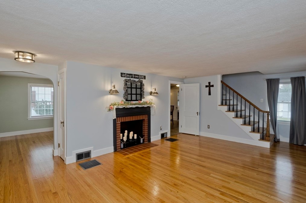 37 Monroe St, Chicopee, MA 01020