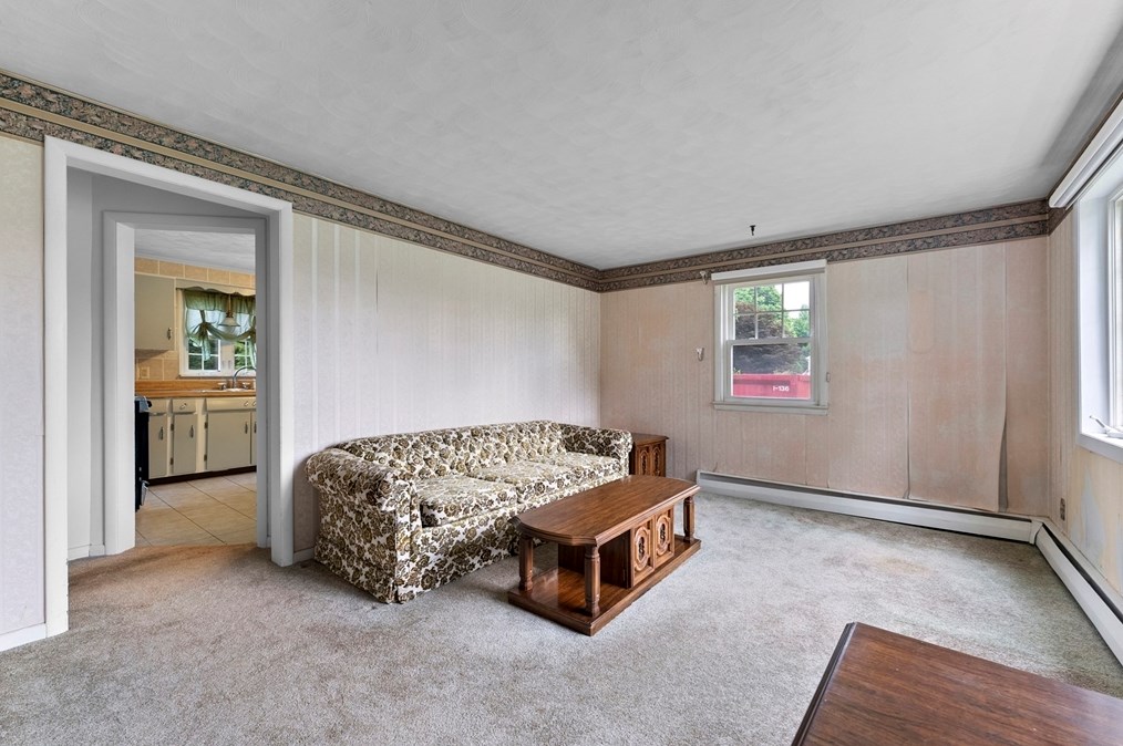 101 River Rd, Agawam, MA 01001