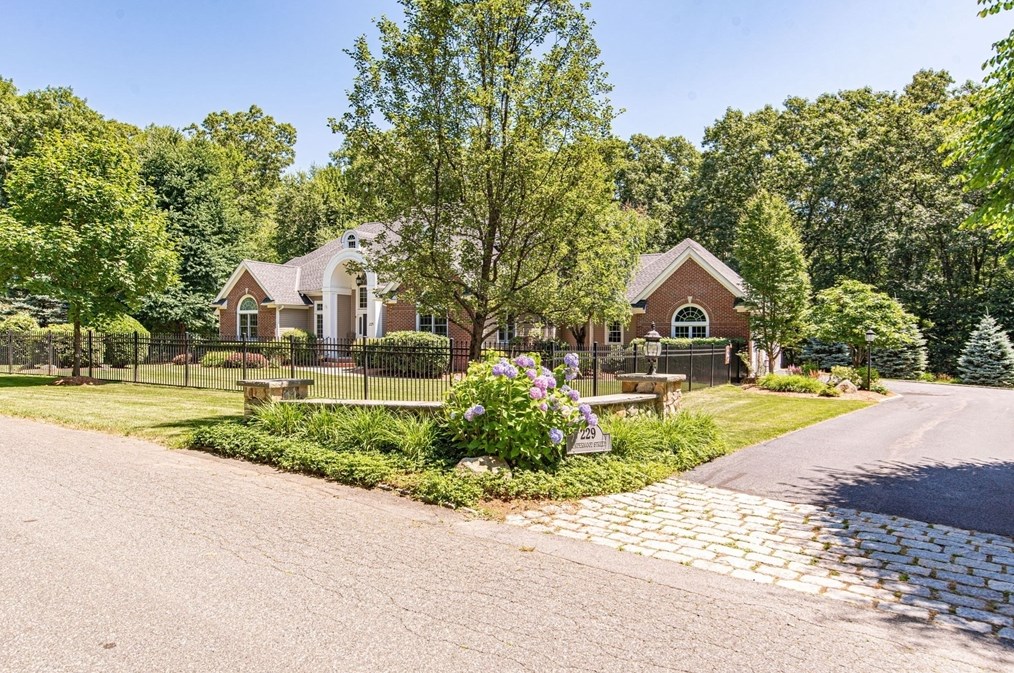 229 Underwood St, Holliston, MA 01746