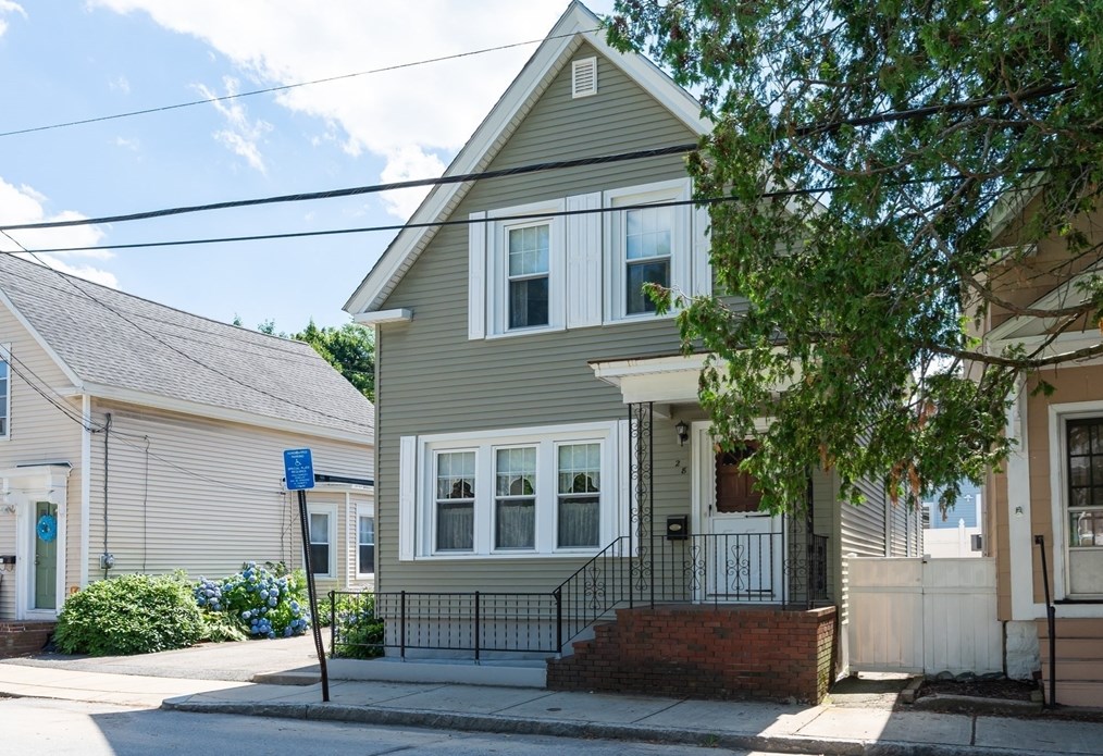 28 White St, Lowell, MA 01854-2831