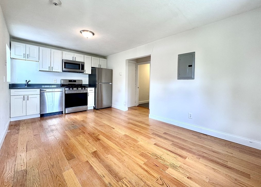 19 Brown St, Waltham, MA 02453-3913