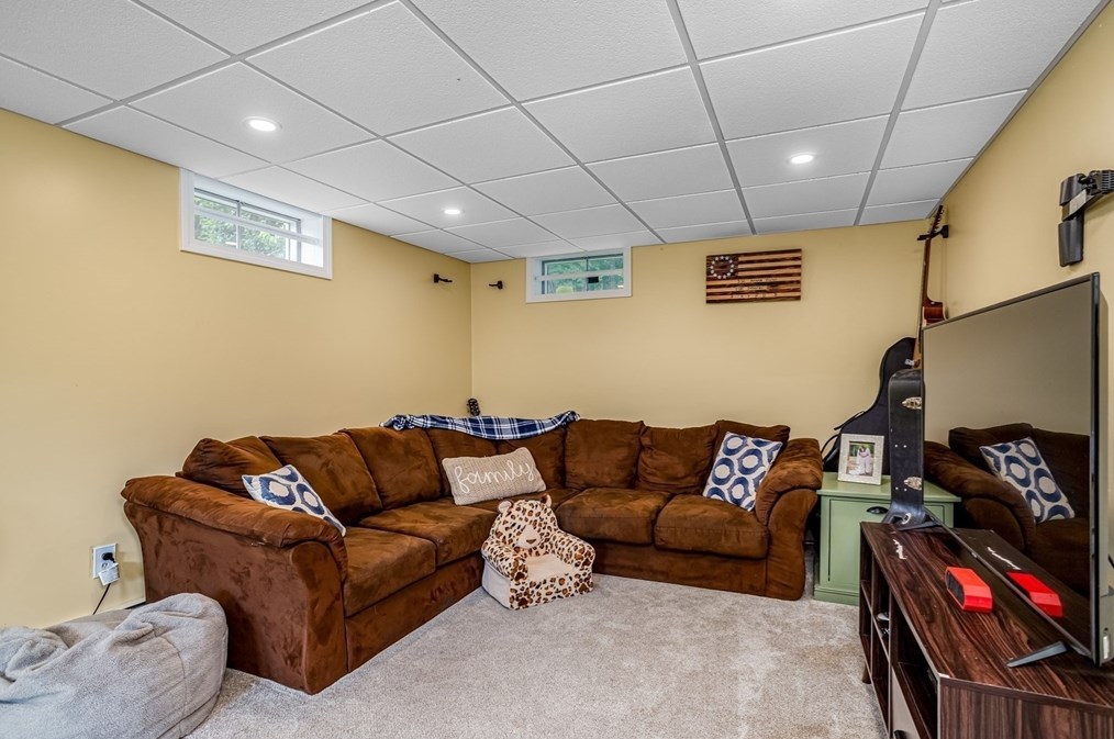 311 Pleasant St, Leominster MA  01453-6227 exterior