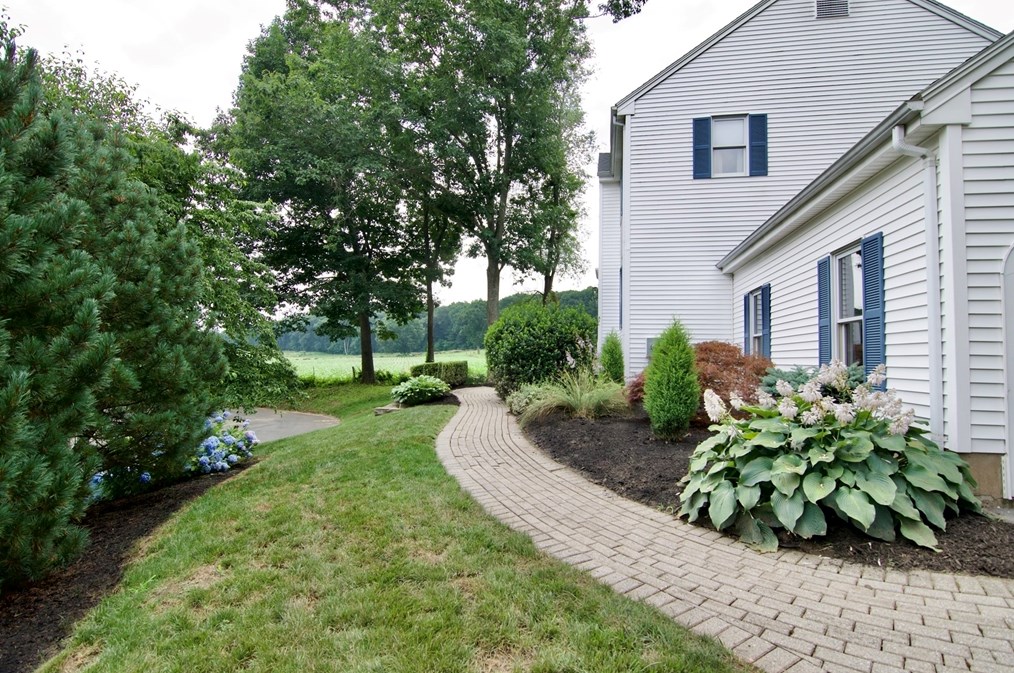 15 Rothe Ln, Ellington, CT 06029