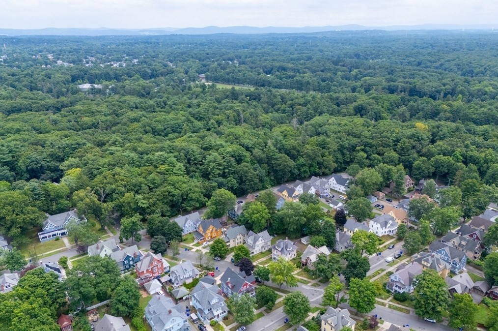 147 Pineywoods Ave, Springfield, MA 01108