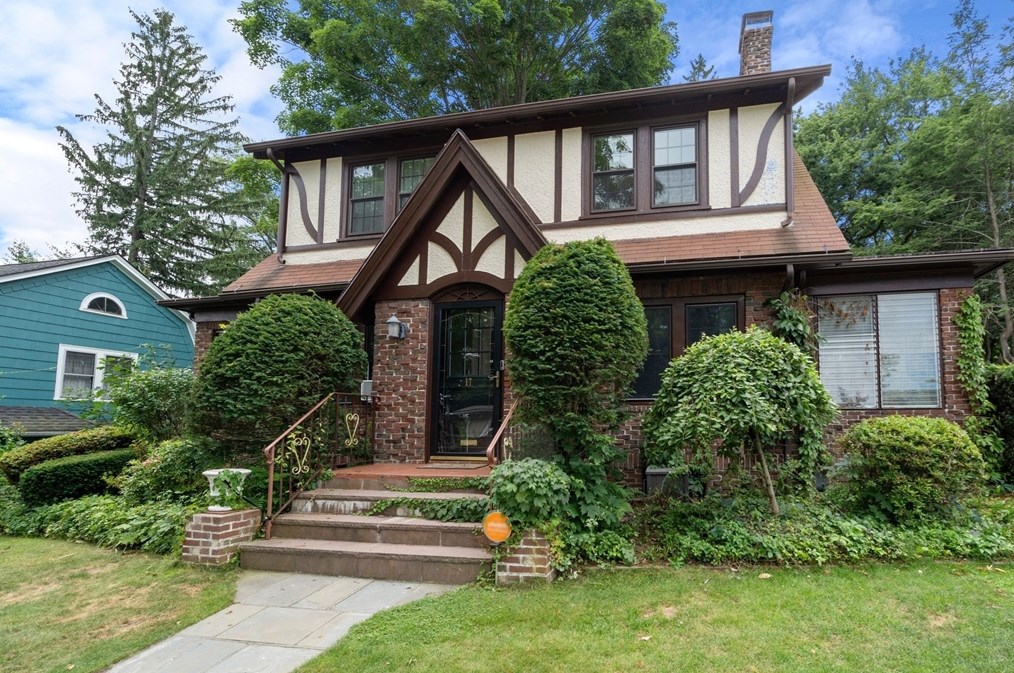 17 Commodore Rd, Worcester, MA 01602