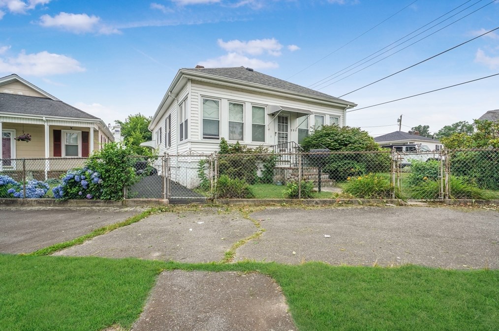 207 Rockdale Ave, Dartmouth, MA 02748-1922