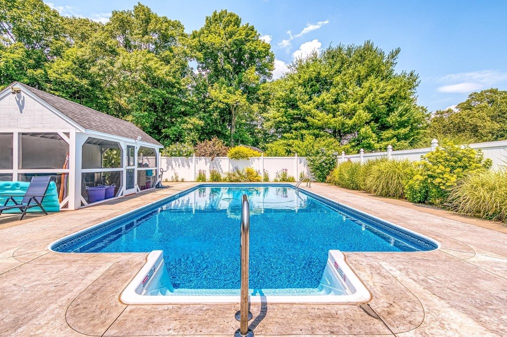 60 Charles Ave, Uxbridge, MA 01569