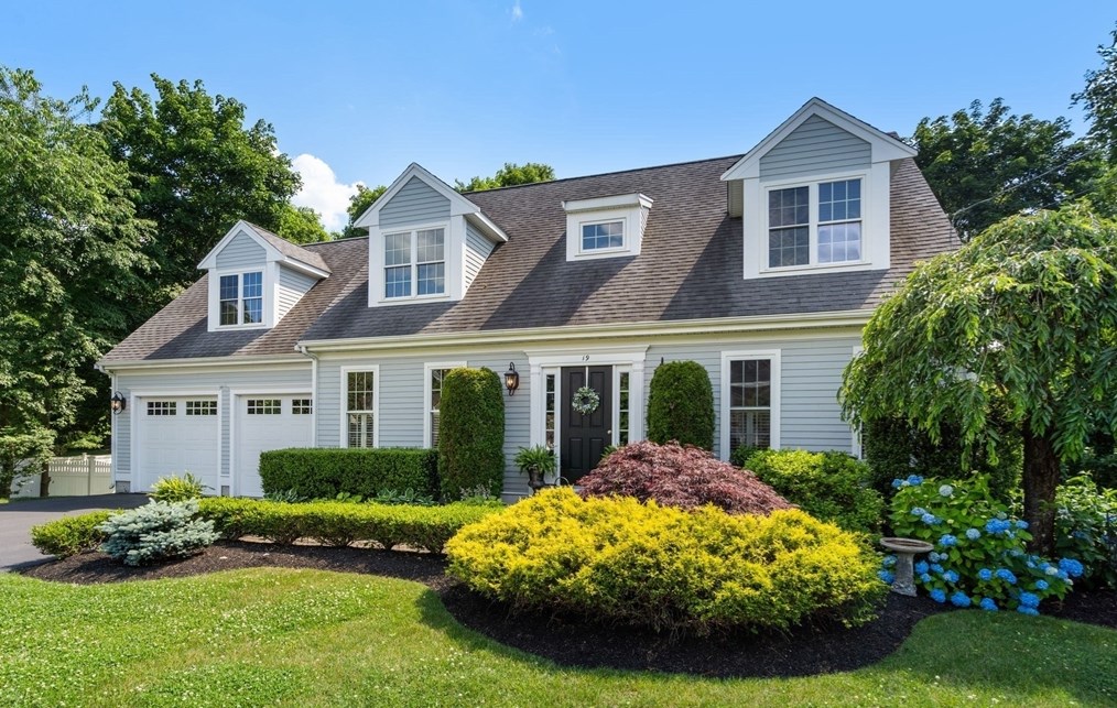 19 Summer St, Medfield, MA 02052