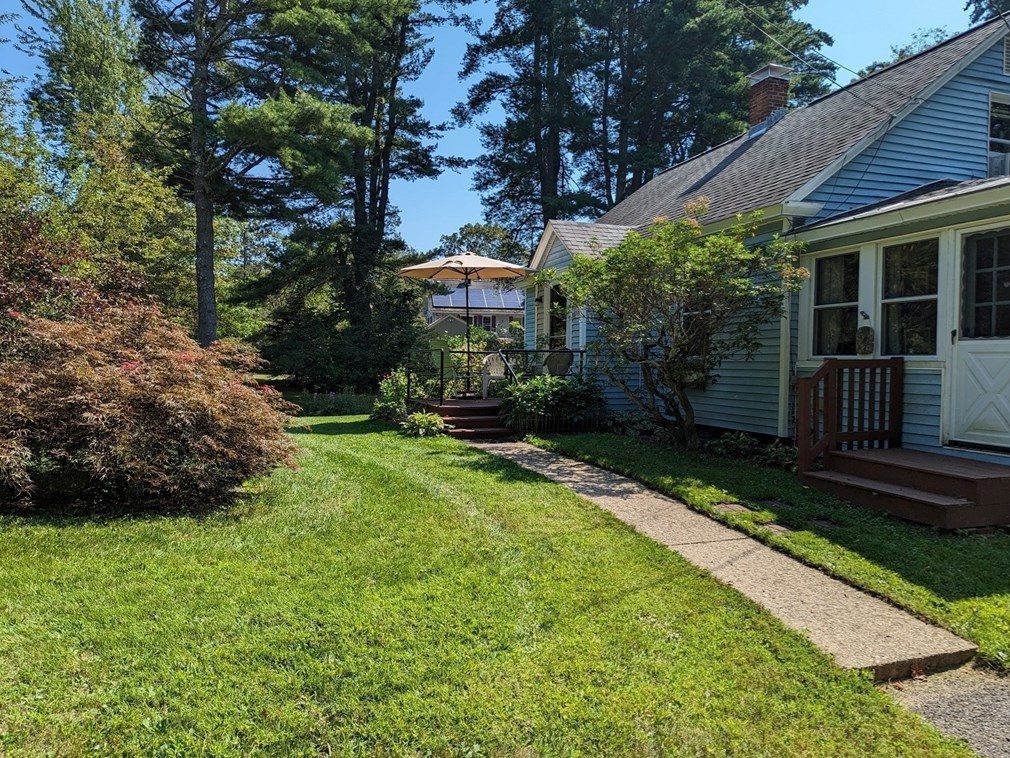 42 Rockland Rd, Greenfield, MA 01301-1130