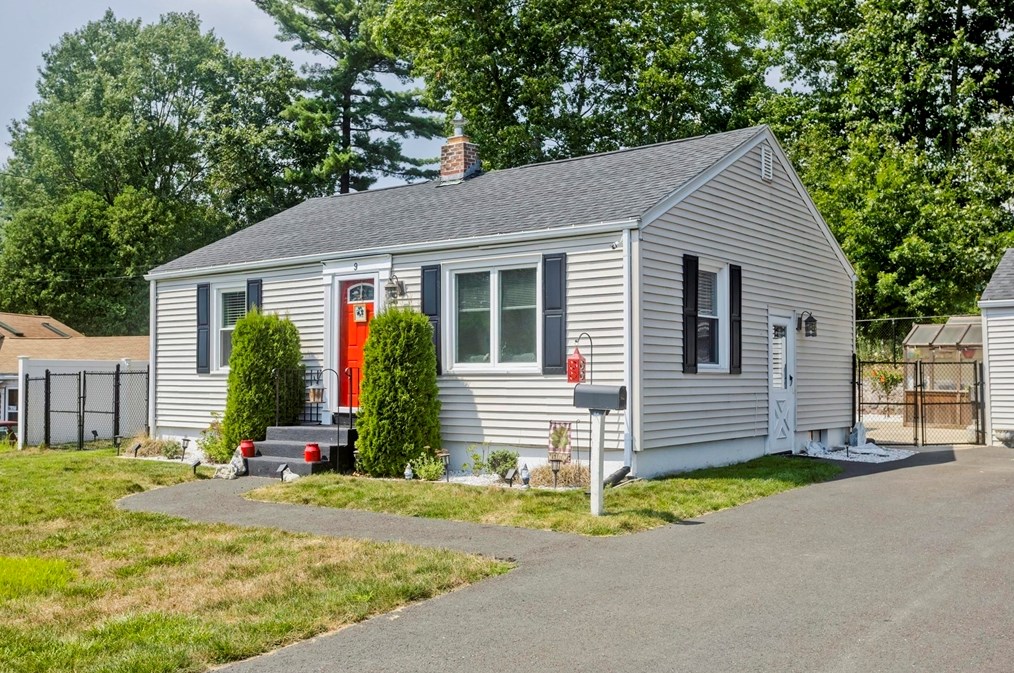 9 Alfred Cir, Agawam, MA 01001