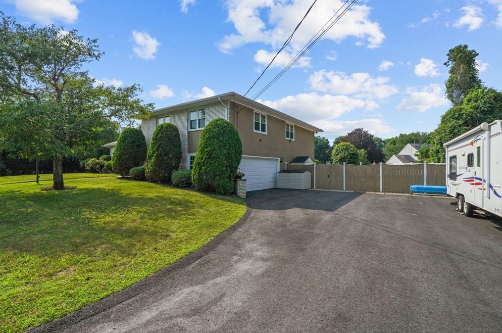 40 Strathmore Rd, Dartmouth, MA 02747 exterior