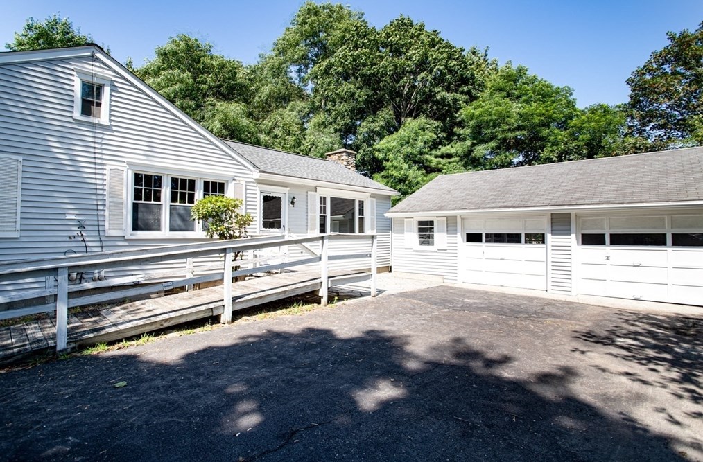 20 Pearse Rd, Swansea, MA 02777-1330