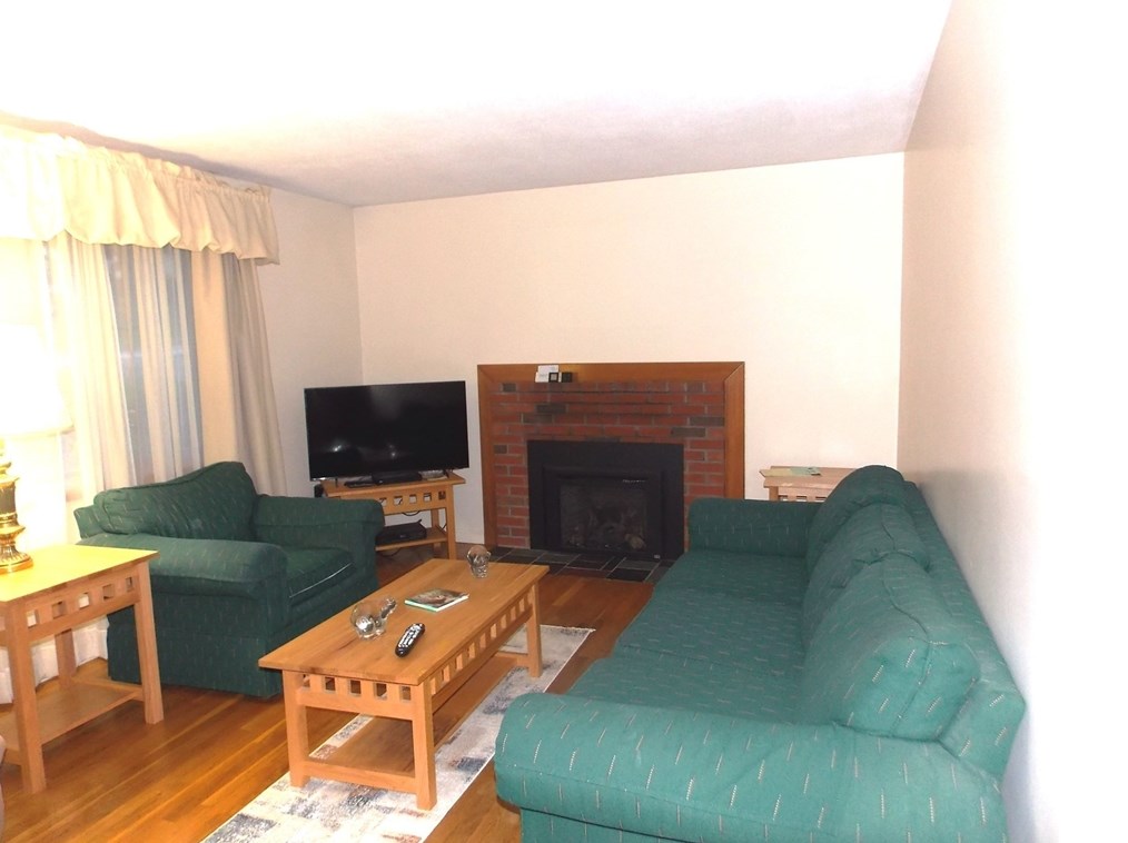 121 Fort Meadow Dr, Hudson, MA 01749