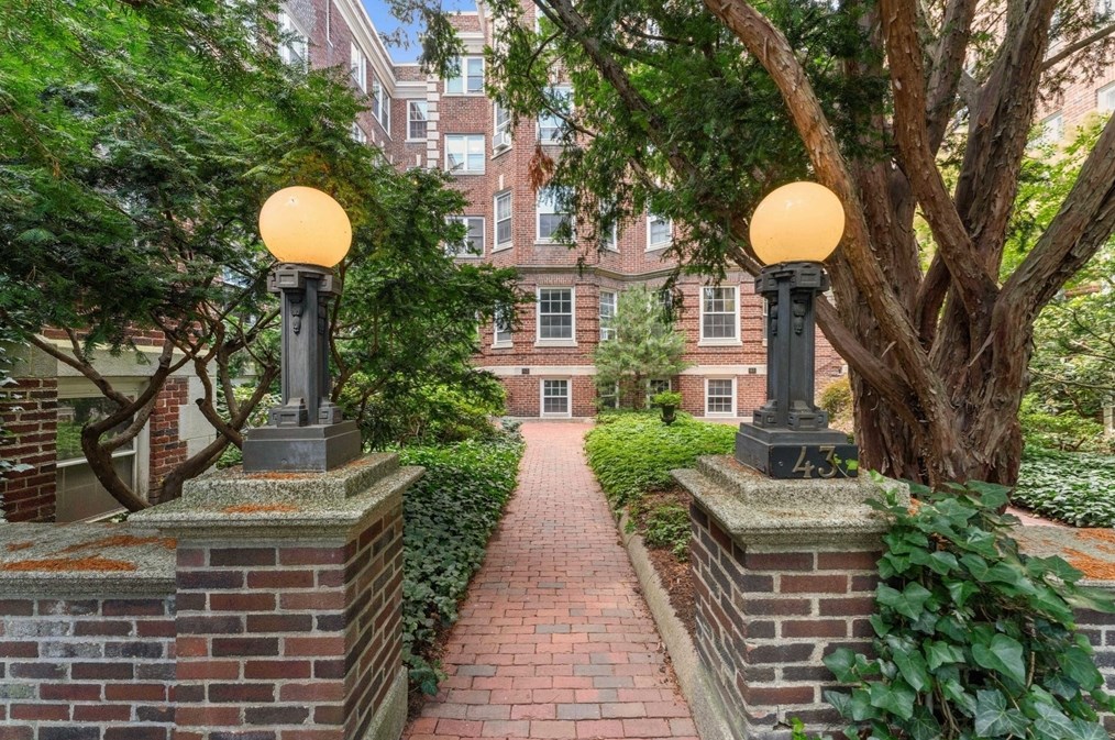 43 Linnaean St, Cambridge MA  02138-1544 exterior