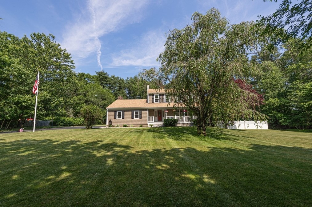 79 Center St, Carver, MA 02330-1251