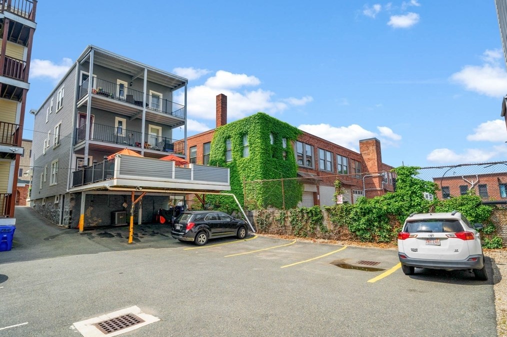 718 2Nd St, Roxbury-Xing, MA 02127 exterior