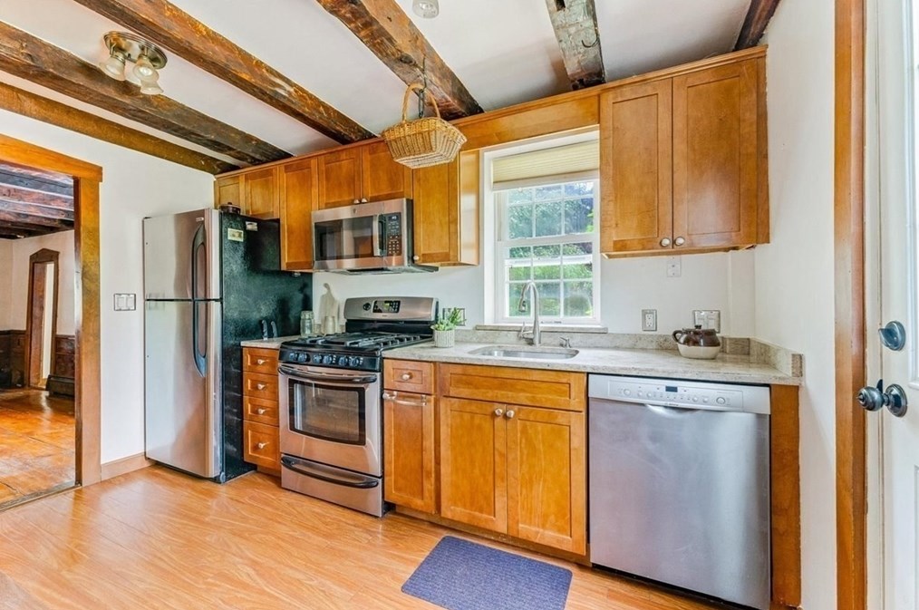 526 Main St, Hanover MA 02339-1550 exterior