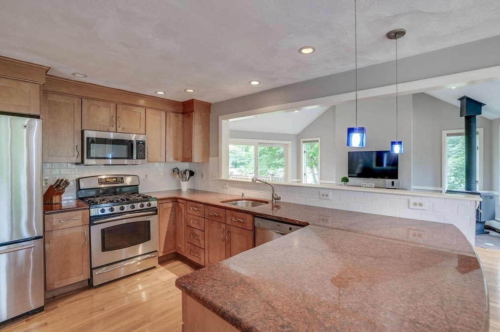 16 Washington St, Bedford, MA 01730-2433