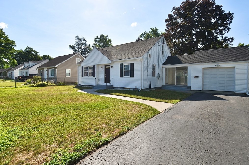 21 Barton St, Springfield, MA 01104