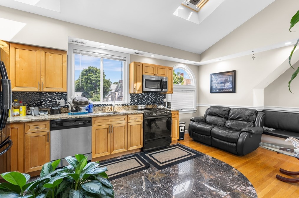 15 Calhoun Ave, Everett MA 02149-5209 exterior