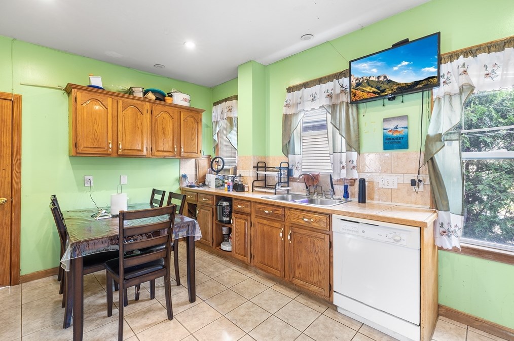 15 Calhoun Ave, Everett MA 02149-5209 exterior