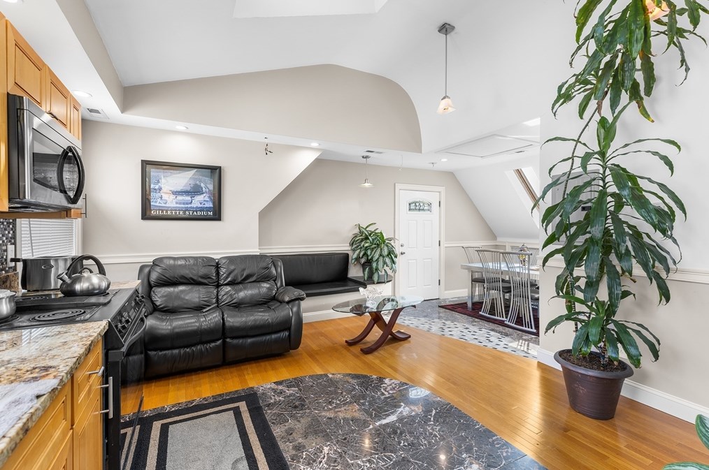 15 Calhoun Ave, Everett MA 02149-5209 exterior