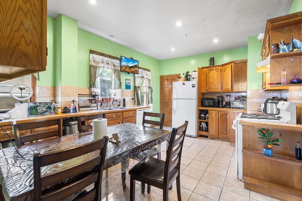 15 Calhoun Ave, Everett MA 02149-5209 exterior