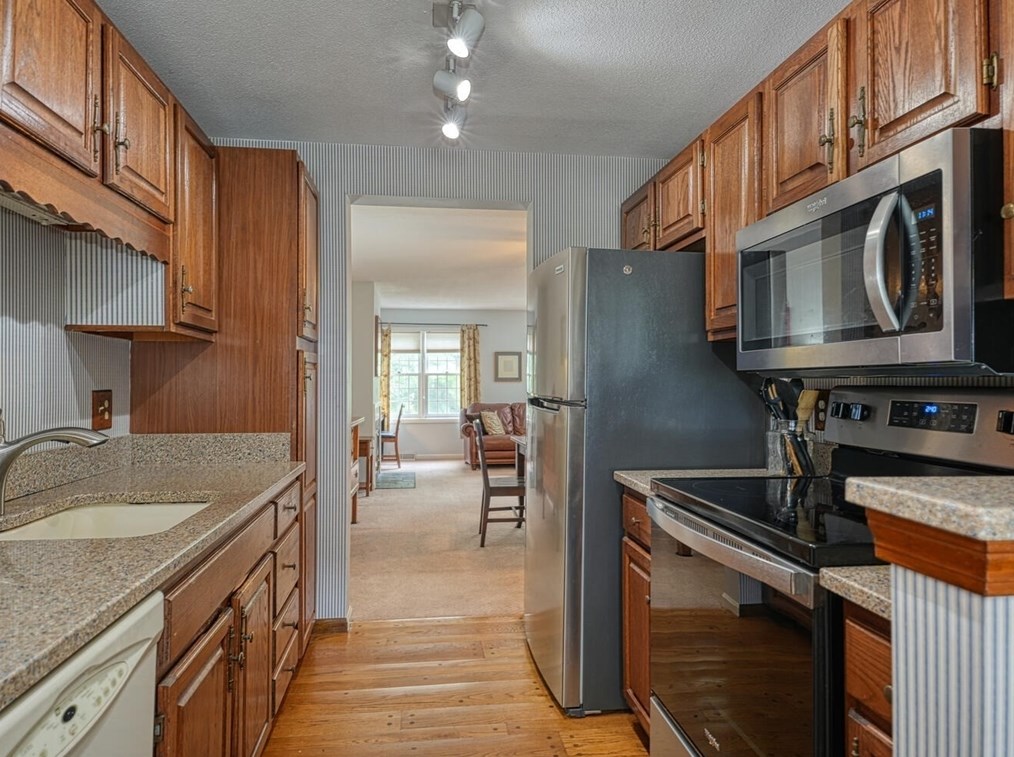 49 Laurelwood Dr, Hopedale, MA 01747-1983