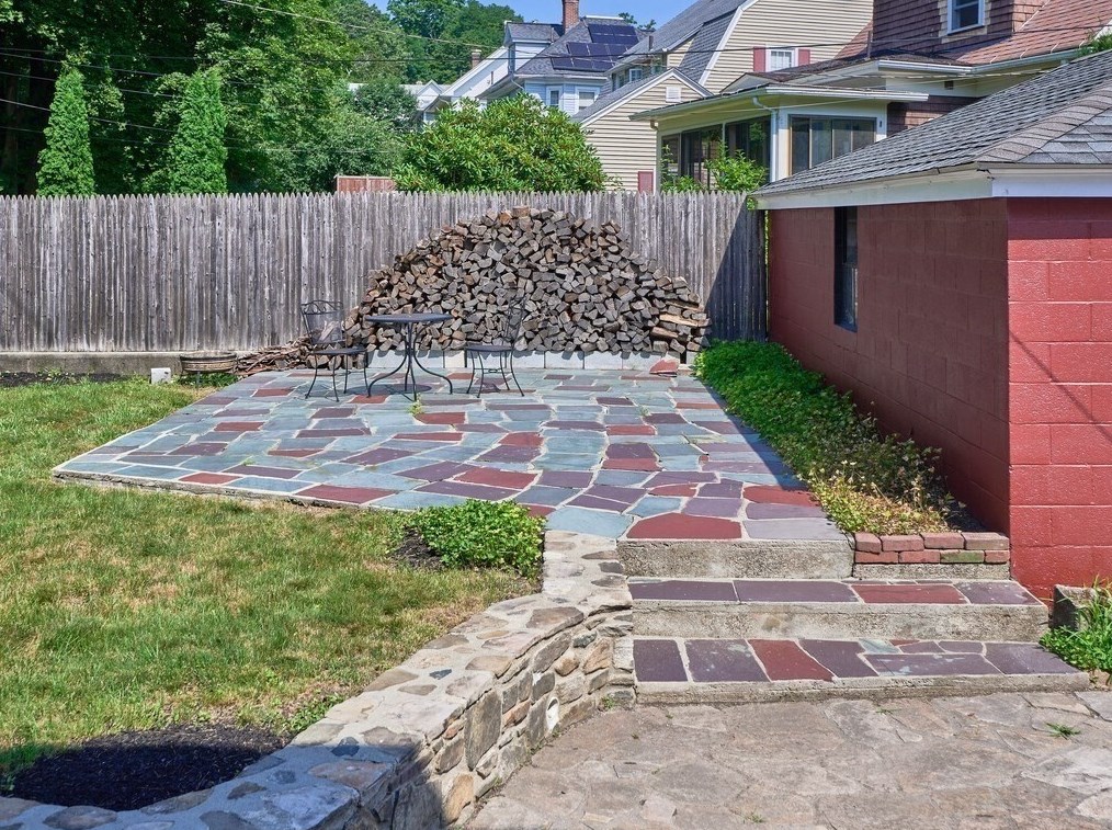 26 Monroe Ave, Worcester MA  01602-2643 exterior