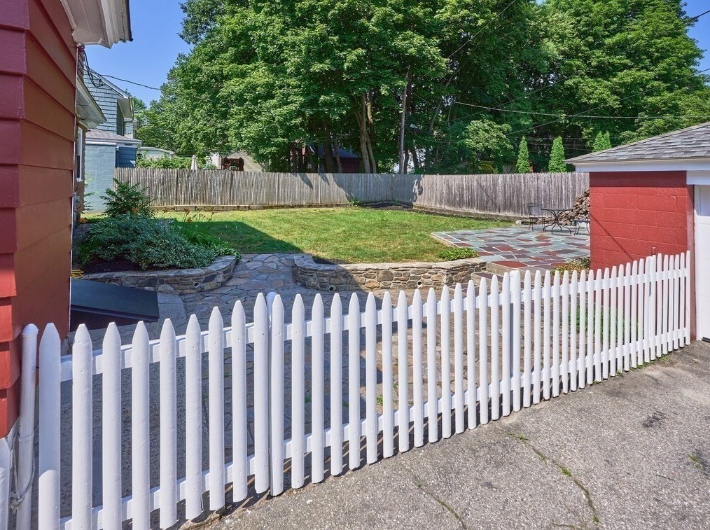 26 Monroe Ave, Worcester MA  01602-2643 exterior