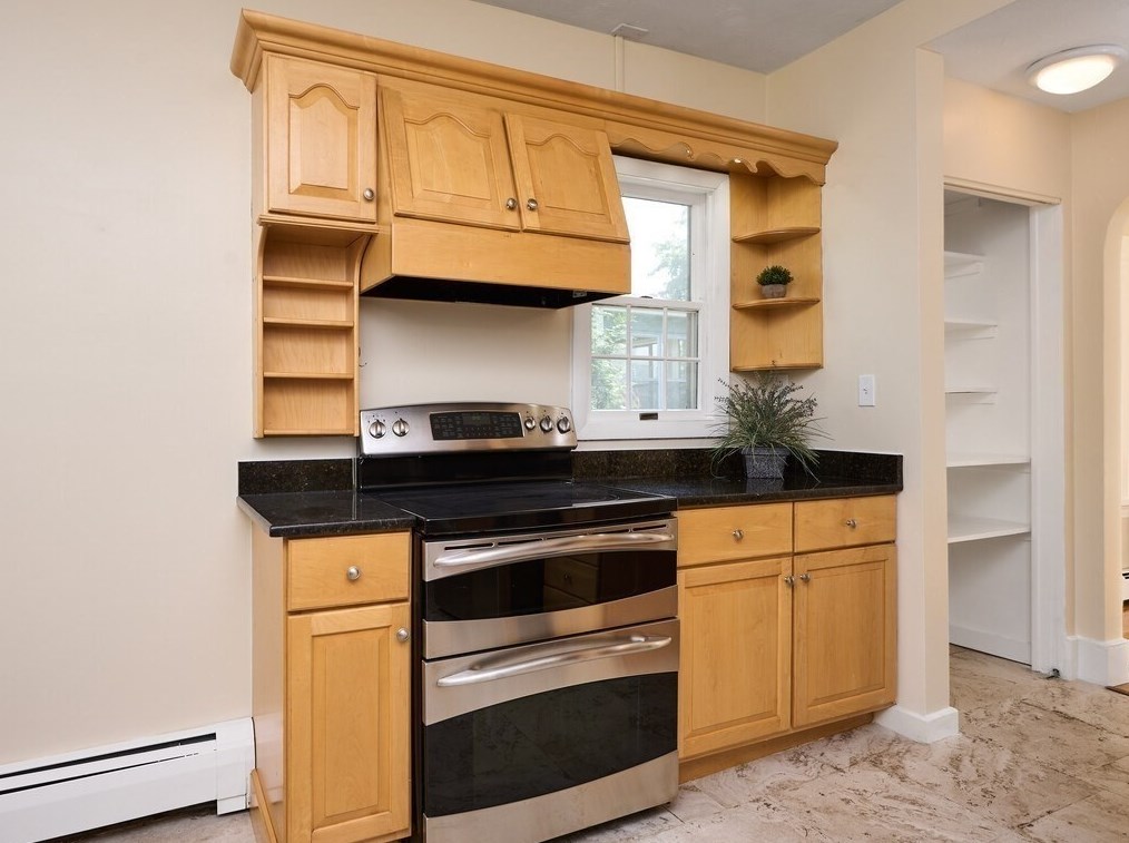 26 Monroe Ave, Worcester MA  01602-2643 exterior