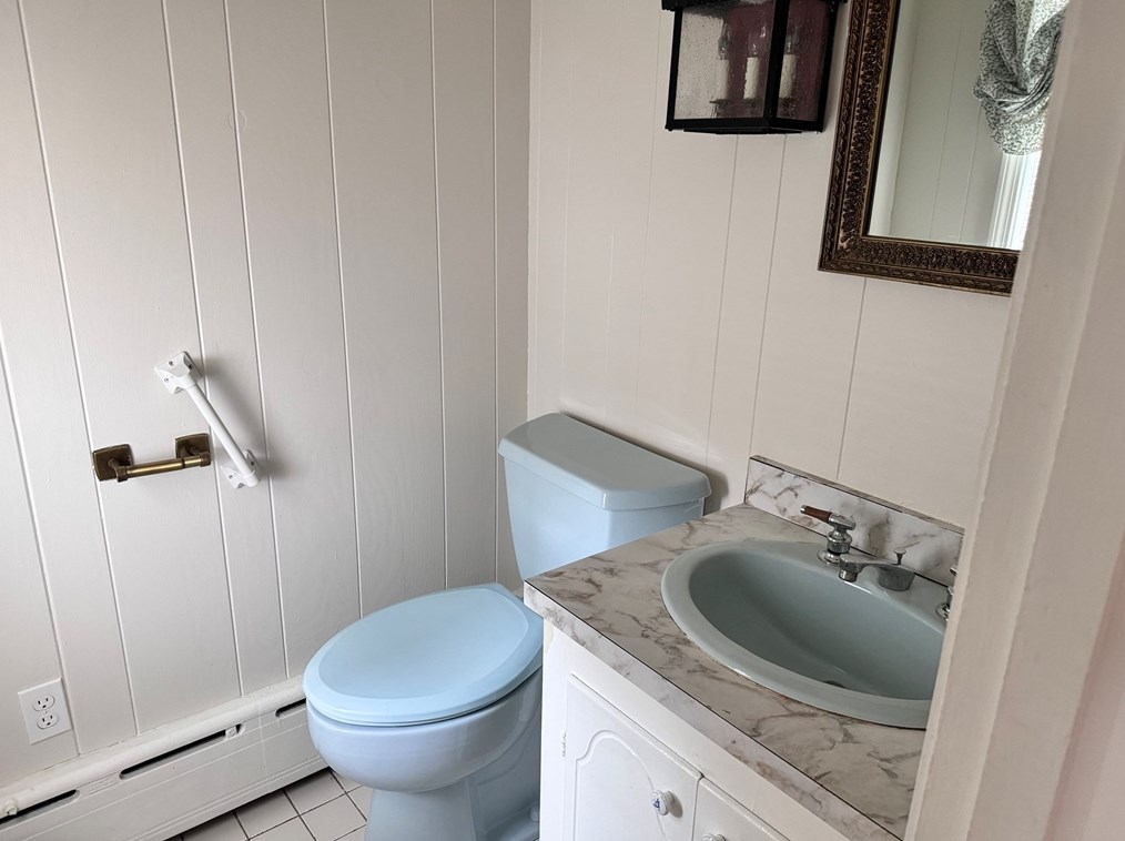 1428 Highland Ave, Fall River MA 02720-3405 exterior