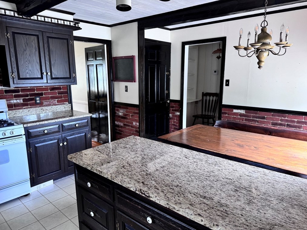 1428 Highland Ave, Fall River MA 02720-3405 exterior